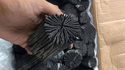 Kemasan arang mangrove siap pakai untuk BBQ dengan tekstur padat dan berkilau